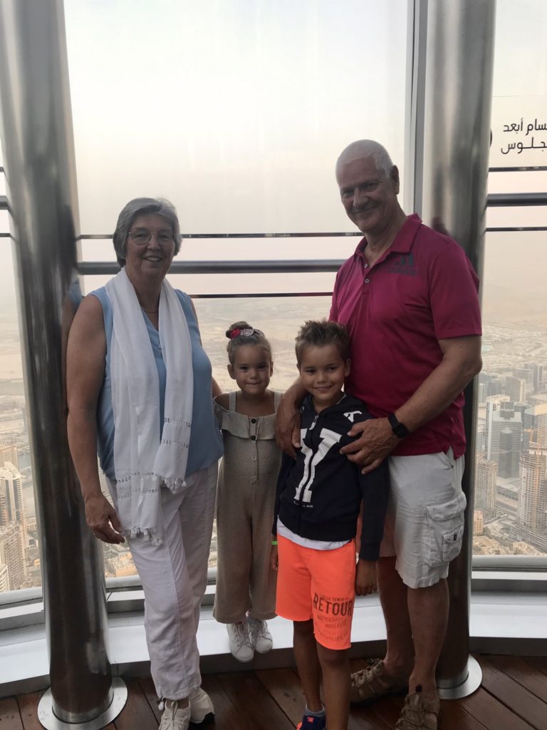 Samen met opa en oma bovenaan bij de Burj Khalifa. Wat een mooie herinneringen hebben we gemaakt samen deze zomer.